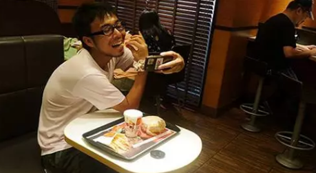 能用中文过圣诞，不能用英语过七夕？